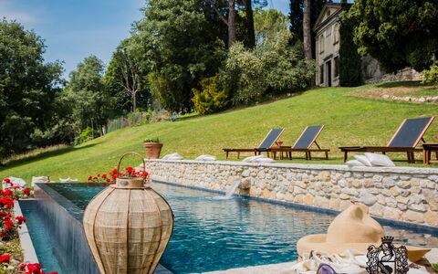 Villa Veneta - Historic Villa in the Prosecco Hill: Piscine, Jardin, Mobilier De Jardin, Aménagement Paysager, Recours, Dalle, Caractéristique De L'Eau, Arrière-Cour, Biens, Ombre