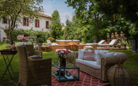 Villa Veneta - Historic Villa in the Prosecco Hill: Meubles, Table, Mobilier De Jardin, Chaise, Jardin, Tableau De Plein Air, Ombre, Arrière-Cour, Cour, Table Basse
