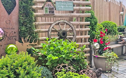 Boutique Appartement Tauernblick: Jardin, Arbuste, Floristique, Pot De Fleur, Aménagement Paysager, Arrière-Cour, Cour, Plante D'Appartement, Art Floral