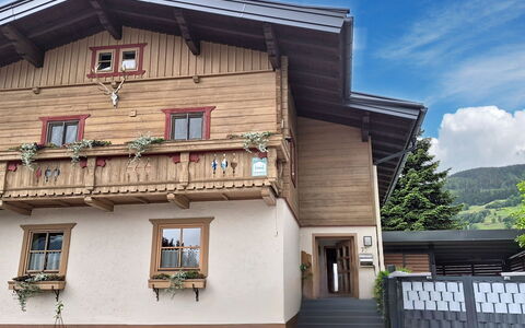 Boutique Appartement Tauernblick: Bois, Domicile, Porte, Chalet, Balcon, Siding, Peindre, Plante D'Appartement, Pot De Fleur