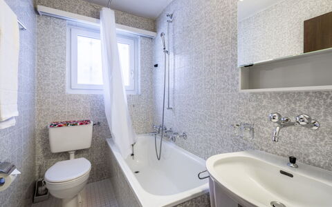 Via Sulten 12: Salle De Bains, Luminaire Plomberie, Lavabo, Sol, Design Intérieur, Sol, Évier, Baignoire, Robinet, Plomberie