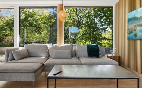 Eliene - 500M from the Sea: Meubles, Sol, Canapé, Sol, Design Intérieur, Table, Salon, Table Basse, Chaise, Parquet