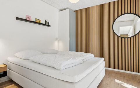 Eliene - 500M from the Sea: Design Intérieur, Sol, Bois, Plafond, Sol, Meubles, Chambre, Éclairage, Pièce, Lit