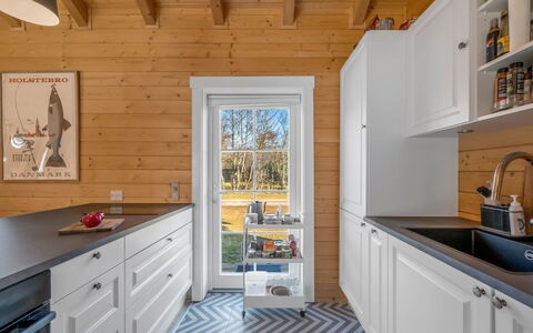 Taija - 200M to the Fjord: Cuisine, Bois, Sol, Design Intérieur, Comptoir, Sol, Appareil De Cuisine, Cabinetry, Meubles, Principaux Appliance