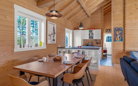 Taija - 200M to the Fjord: Bois, Domicile, Plafond, Design Intérieur, Sol, Chalet, Maison, Sol, Porte, Meubles