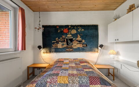 Zina - 50M from the Sea: Lit, Meubles, Design Intérieur, Literie, Chambre, Mur, Drap De Lit, Sol, Bois, Sol