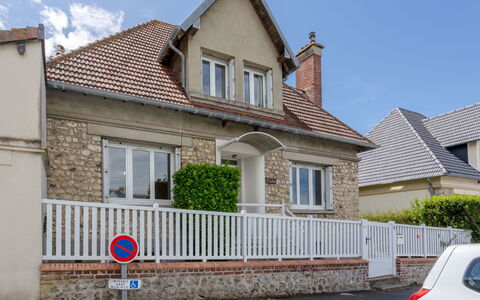 Villerville: Bâtiment, Fenêtre, Mur, Maison, Zone Résidentielle, Domicile, Toit, Façade, Architecture, Quartier