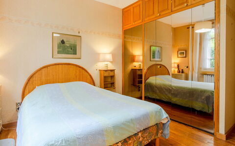 Villerville: Lit, Meubles, Chambre, Design Intérieur, Literie, Drap De Lit, Bois, Sol, Sol, Plafond