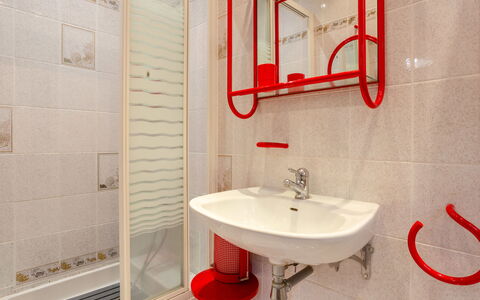 Villerville: Rouge, Sol, Luminaire Plomberie, Design Intérieur, Sol, Salle De Bains, Lavabo, Plomberie, Pièce, Robinet
