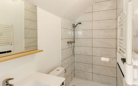 Villerville: Sol, Design Intérieur, Luminaire Plomberie, Mur, Salle De Bains, Sol, Bois, Lavabo, Plafond, Évier