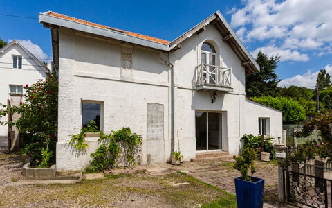Villerville: Mur, Bâtiment, Fenêtre, Maison, Domicile, Zone Résidentielle, Arbuste, Porte, Architecture