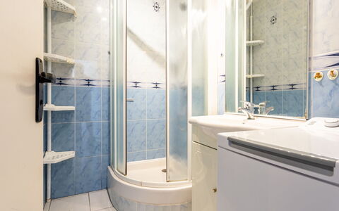 Les Portes de la Mer: Sol, Luminaire Plomberie, Salle De Bains, Design Intérieur, Sol, Lavabo, Plomberie, Évier, Robinet, Pièce