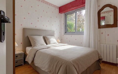 Les Portes de la Mer: Lit, Meubles, Design Intérieur, Literie, Chambre, Drap De Lit, Mur, Sol, Pièce, Sol