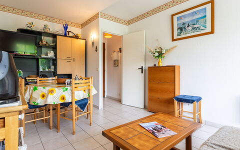 Les Portes de la Mer: Meubles, Design Intérieur, Sol, Pièce, Sol, Plafond, Chaise, Appartement, Tache De Bois, Dur