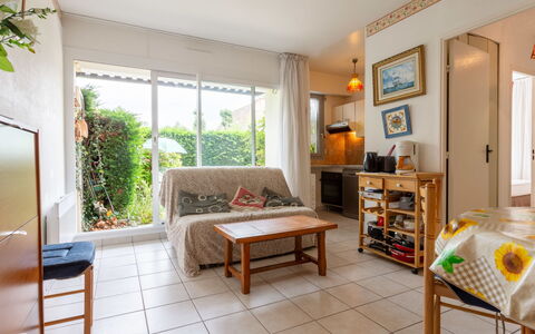 Les Portes de la Mer: Meubles, Sol, Design Intérieur, Sol, Domicile, Appartement, Chaise, Salon, Pièce, Porte