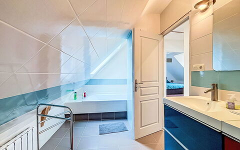 Maison Kergrosse: Sol, Design Intérieur, Sol, Plafond, Luminaire Plomberie, Salle De Bains, Plomberie, Tuile, Robinet, Armoire De Toilette