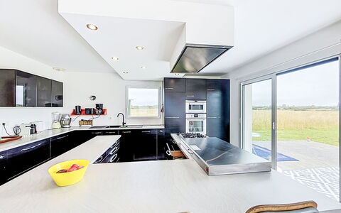 Maison Kergrosse: Cuisine, Design Intérieur, Meubles, Comptoir, Sol, Plafond, Luminaire, Appareil De Cuisine, Sol, Éclairage