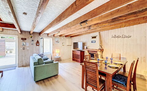 Maison Nid de la Ria: Sol, Bois, Sol, Plafond, Parquet, Design Intérieur, Meubles, Pièce, Dur, Porte