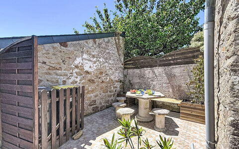 Maison Nid de la Ria: Mur, Composite, Pot De Fleur, Dalle, Mobilier De Jardin, Béton, Mur De Pierre, Arrière-Cour, Jardin, Cour
