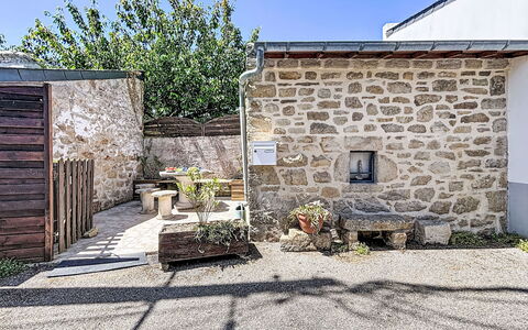 Maison Nid de la Ria: Mur, Porte, Roche, Pot De Fleur, Béton, Mur De Pierre, Dalle, Plante D'Appartement, Accueil Porte, Pavé