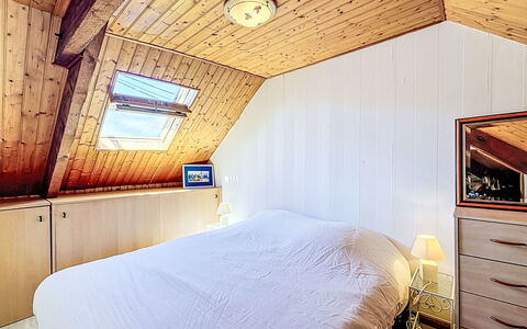 Maison Nid de la Ria: Chambre, Sol, Sol, Bois, Design Intérieur, Plafond, Lit, Meubles, Éclairage, Pièce