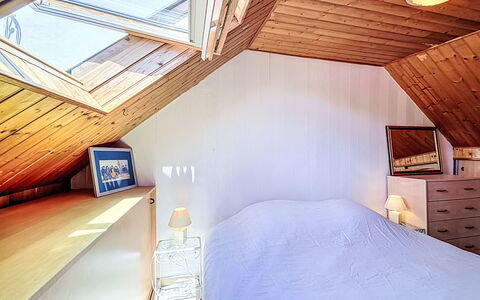 Maison Nid de la Ria: Design Intérieur, Bois, Chambre, Plafond, Sol, Sol, Grenier, Pièce, Lit, Meubles