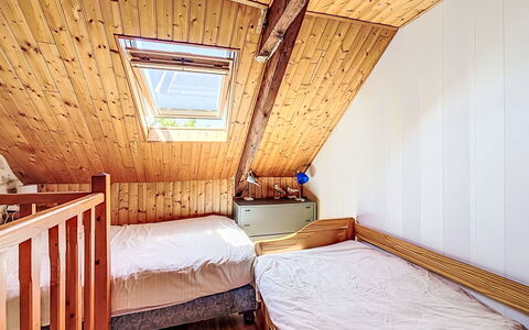 Maison Nid de la Ria: Meubles, Sol, Sol, Bois, Design Intérieur, Chambre, Plafond, Pièce, Lit, Éclairage