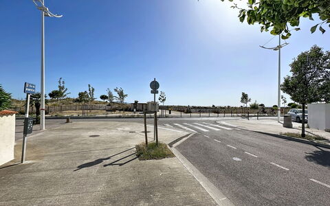 Aigo Sau 3: Ciel, Surface De La Route, Route, Éclairage Public, Espace Public, Asphalte, Rue, Rue, Trottoir, Design Urbain