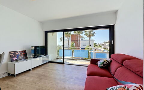 Aigo Sau 3: Meubles, Appartement, Design Intérieur, Sol, Sol, Domicile, Pièce, Chaise, Ombre, Salon