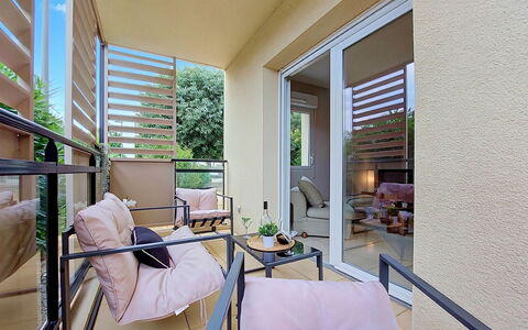 L'Etoile du Sud: Meubles, Design Intérieur, Chaise, Sol, Sol, Domicile, Mobilier De Jardin, Appartement, Balcon, Salon