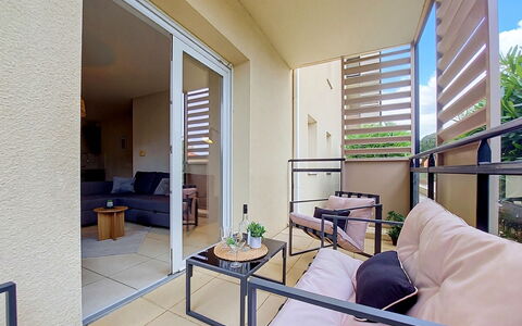L'Etoile du Sud: Meubles, Sol, Design Intérieur, Sol, Appartement, Domicile, Chaise, Balcon, Canapé, Salon