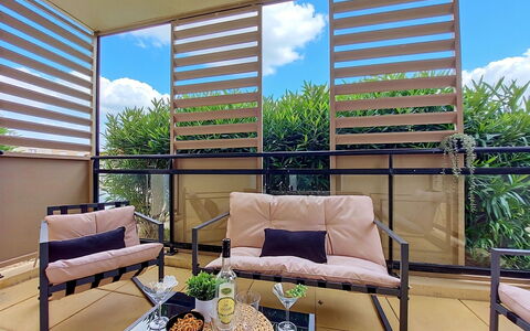 L'Etoile du Sud: Meubles, Bois, Design Intérieur, Mobilier De Jardin, Chaise, Sol, Balcon, Verre, Porche, Tache De Bois