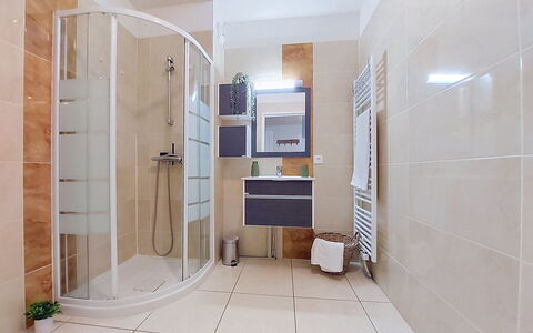 L'Etoile du Sud: Sol, Design Intérieur, Luminaire Plomberie, Salle De Bains, Sol, Plomberie, Toilette, Plafond, Pièce, Tuile