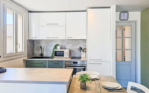 Croix du Sud: Meubles, Cuisine, Comptoir, Appareil De Cuisine, Cabinetry, Design Intérieur, Sol, Principaux Appliance, Bois, Sol