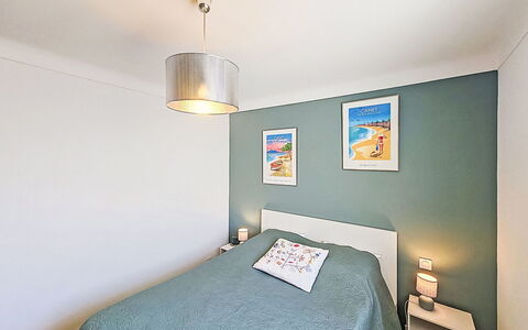 Croix du Sud: Meubles, Design Intérieur, Lit, Chambre, Mur, Sol, Sol, Drap De Lit, Plafond, Literie
