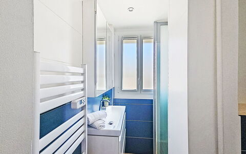 Croix du Sud: Sol, Sol, Design Intérieur, Porte, Luminaire Plomberie, Pièce, Plafond, Appartement, Tuile, Salle De Bains