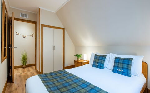 Glengarry Combi: Bois, Design Intérieur, Meubles, Sol, Tache De Bois, Chambre, Dur, Lit, Oreiller, Literie