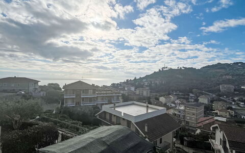 Ariel: Ciel, Jour, Toit, Zone Résidentielle, Domicile, Matin, Banlieue, Balcon