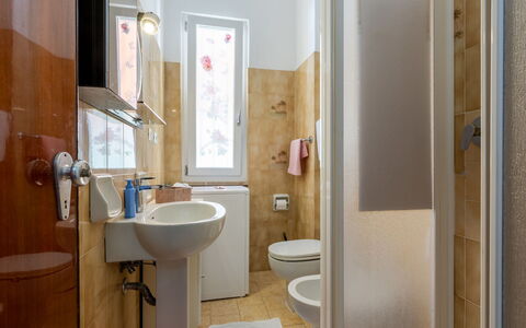 A Cà du Piero: Salle De Bains, Luminaire Plomberie, Siège De Toilette, Toilette, Lavabo, Sol, Sol, Évier, Plomberie, Design Intérieur