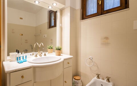Ortigara Terrace View: Lavabo, Salle De Bains, Luminaire Plomberie, Évier, Design Intérieur, Robinet, Miroir, Armoire De Toilette, Sol, Plomberie