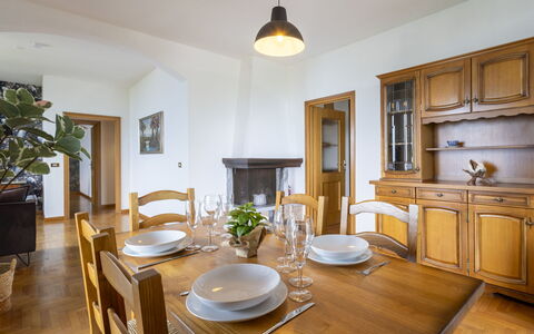 Ortigara Terrace View: Meubles, Design Intérieur, Sol, Bois, Salle À Manger, Plafond, Chaise, Table Cuisine Et Salle A Manger, Table, Pièce