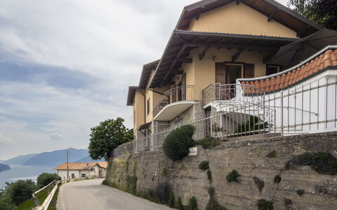 Ortigara Terrace View: Domicile, Balcon, Chalet, Station De Montagne, Porche, Chaîne De Montagnes, Clôture, Balustrade, Crête