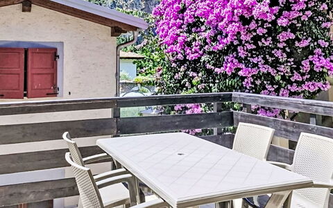 Edera: Mobilier De Jardin, Chaîne De Montagnes, Meubles, Tableau De Plein Air, Chaise, Balcon, Crête, Alpes, Porche, Ombre