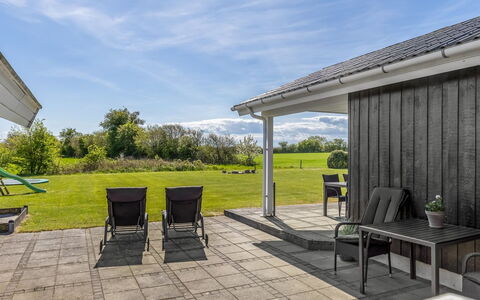 Susianna - 550M from the Sea: Domicile, Lot Terre, Porche, Ombre, Mobilier De Jardin, Couverture De Sol, Chalet, Jardin, Pelouse, Biens