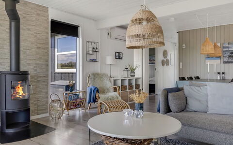 Susianna - 550M from the Sea: Sol, Bois, Meubles, Sol, Design Intérieur, Domicile, Parquet, Salon, Chaise, Plafond