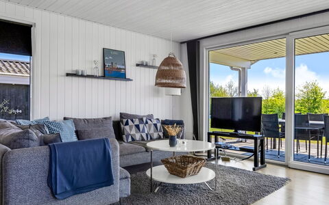 Susianna - 550M from the Sea: Meubles, Canapé, Domicile, Salon, Appartement, Chaise, Table Basse, Throw Pillow, Plante D'Appartement