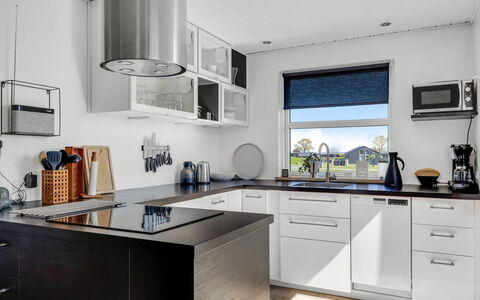 Susianna - 550M from the Sea: Appareil De Cuisine, Cuisine, Comptoir, Cabinetry, Meubles, Design Intérieur, Principaux Appliance, Électroménager, Sol, Luminaire