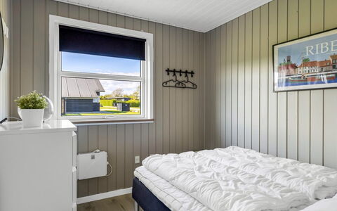 Susianna - 550M from the Sea: Bois, Chambre, Sol, Lit, Literie, Plafond, Drap De Lit, Cadre De Lit, Linge, Tache De Bois