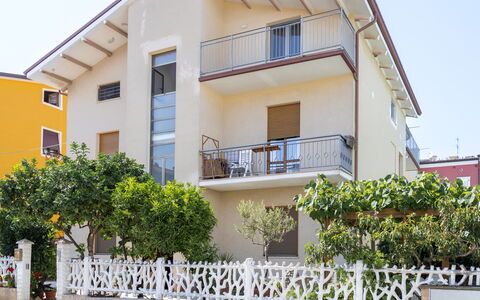 Seaside Apartment: Bâtiment, Zone Résidentielle, Maison, Façade, Domicile, Quartier, Porte, Balcon, Appartement, Porche