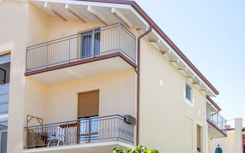Seaside Apartment: Balcon, Zone Résidentielle, Domicile, Balustrade, Composite, Balustre, Porche, Appartement, Métal, Peindre